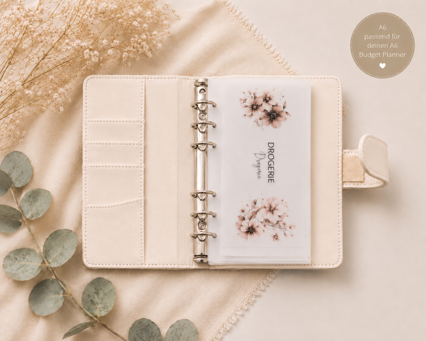 Transparenter Cash-Stuffing Umschlag mit elegantem Blumenmotiv im cremefarbenen A6 Budget Binder. Wiederverwendbarer Budgetumschlag zur Organisation von Ausgaben, Sparzielen und Kategorien.